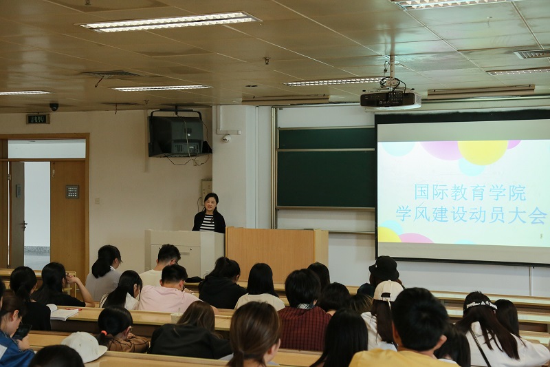 C:\Users\fy\Desktop\2018学风动员会暨考研经验交流会\1季晓芬 - 副本.jpg