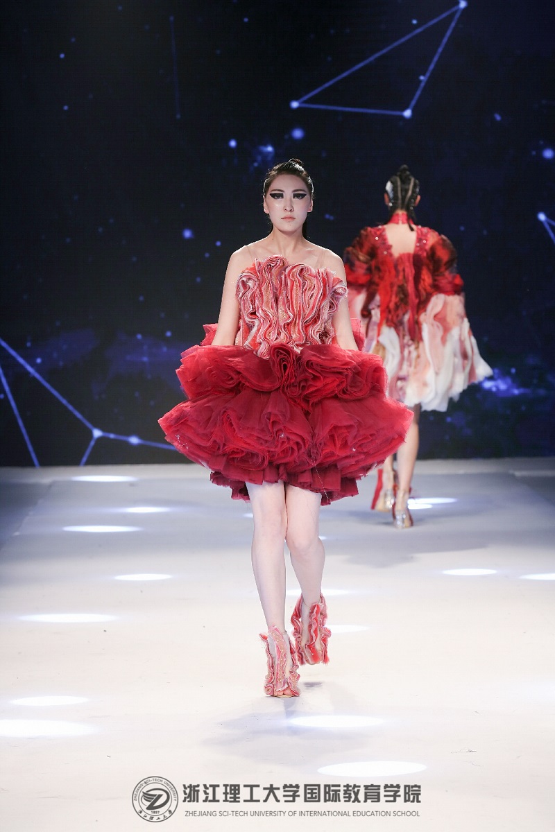 C:\Users\fy\Desktop\新闻稿\2018.4中法时尚之约+毕业秀\网站\作品4.jpg