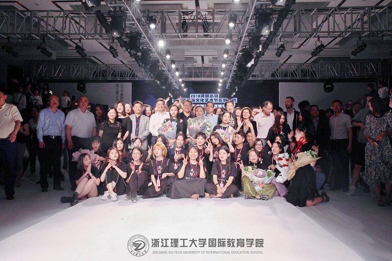 C:\Users\fy\Desktop\新闻稿\2018.4中法时尚之约+毕业秀\网站\合影.jpg