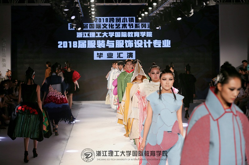 C:\Users\fy\Desktop\新闻稿\2018.4中法时尚之约+毕业秀\网站\集体.jpg