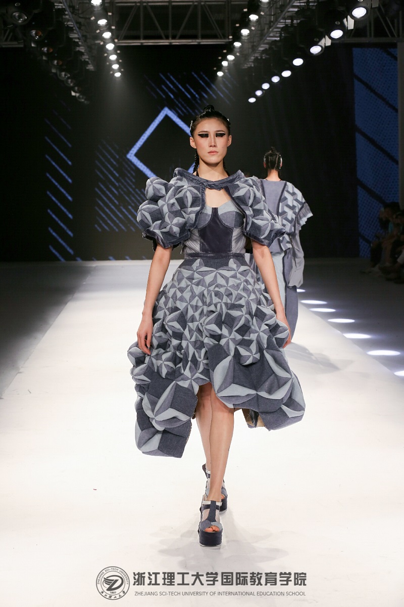 C:\Users\fy\Desktop\新闻稿\2018.4中法时尚之约+毕业秀\网站\作品5.jpg